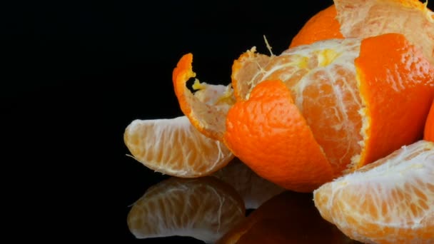 Früchte Mandarine auf schwarzem Hintergrund auf Spiegeloberfläche — Stockvideo