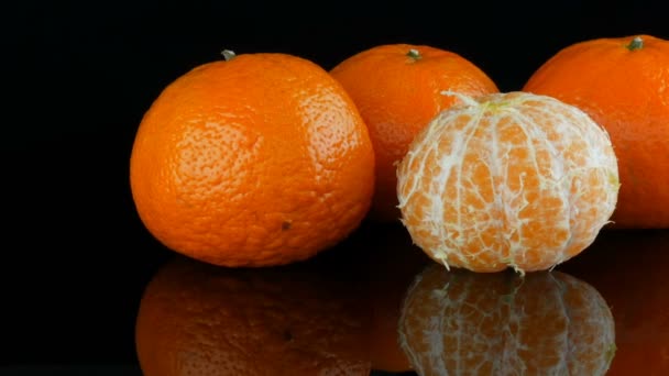 Las frutas mandarina sobre el fondo negro sobre la superficie del espejo — Vídeos de Stock