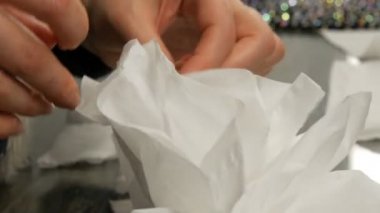 El kıvrımları çok kağıt peçete görünümü kapatın