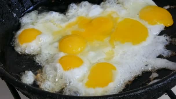 Les petits œufs de caille se cassent en casserole pour les œufs brouillés frits 