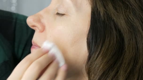 Profesjonalny makijaż przygotowuje skórę przed makijaż. Twarz kobiety w średnim wieku dorosłego oczyszczone z bawełny pad przed makijaż — Wideo stockowe