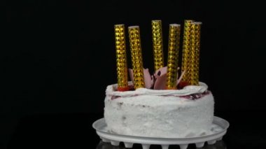 Üstünde krem ve Hindistan cevizi gevreği ile süslenmiş kiraz reçeli ile güzel bir şık tatlı taze beyaz kek mumlar. Siyah arka planda Doğum günü pastası.