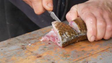 Bir adam sadece canlı büyük balık Balık bir balıkçının keser parçalar halinde yakaladı. Daha fazla yemek pişirmek için tatlı su Balık Temizleme