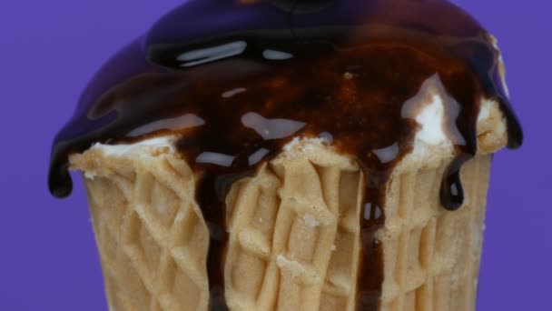 Çikolata sosu buzlanma pembe arka planda bir waffle fincan dondurma üzerinde akar — Stok video