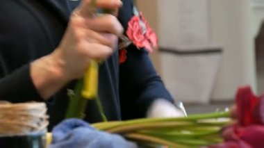 Bir çiçek aranjmanı veya taze çiçek bir buket yapma kadın çiçekçi Eller