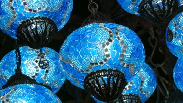 Niebieskie tureckie mozaiki lampy na rynku sufitu w słynnym wielkim bazarze w Stambule, Turcja — Wideo stockowe