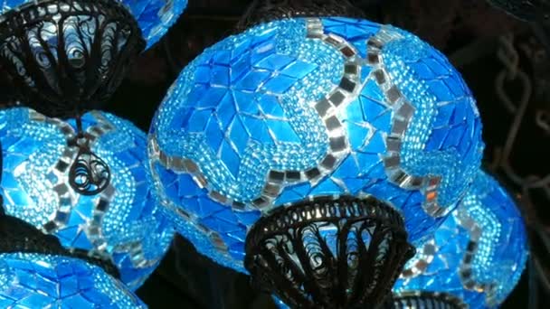 Lámparas de mosaico turcas azules en el mercado del techo en el famoso Gran Bazar en Estambul, Turquía — Vídeo de stock