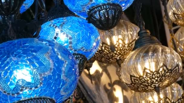 Lámparas de mosaico turcas azules en el mercado del techo en el famoso Gran Bazar en Estambul, Turquía — Vídeos de Stock