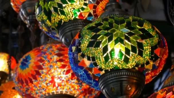 Candeeiros de mosaico turcos multicoloridos no mercado de teto no famoso Grande Bazar em Istambul, Turquia — Vídeo de Stock