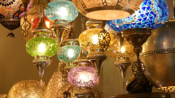 Multi-gekleurde Turkse mozaïek lampen op plafond markt in de beroemde Grand Bazaar in Istanboel, Turkije — Stockvideo