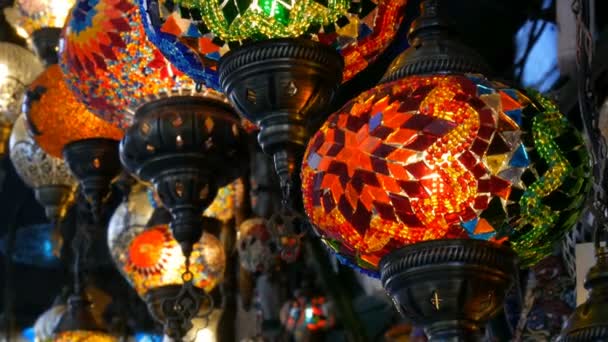 Mehrfarbige türkische Mosaiklampen auf dem Deckenmarkt im berühmten großen Basar in Istanbul, Türkei — Stockvideo