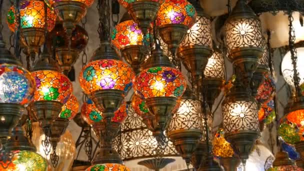 Многоцветные турецкие мозаичные лампы на рынке потолков в знаменитом Большом базаре в Стамбуле, Турция — стоковое видео