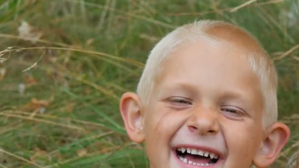 Portrait du sale visage crasseux d'un beau garçon blond drôle en zone rurale. L'enfance dans la nature — Video