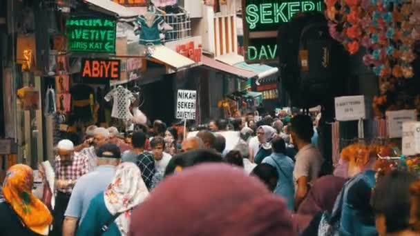 12 de junio de 2019 - Estambul, Turquía: Una multitud de musulmanes caminando entre filas de tiendas con mercancías en el mercado — Vídeos de Stock