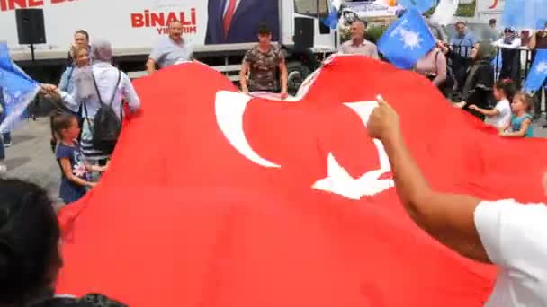 2019年6月12日 - 土耳其伊斯坦布尔：土耳其人民手持土耳其国旗，在一位总统候选人的竞选活动中跳舞 — 图库视频影像