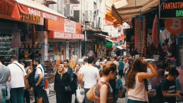 12 de junio de 2019 - Estambul, Turquía: Una multitud de musulmanes caminando entre filas de tiendas con mercancías en el mercado — Vídeos de Stock