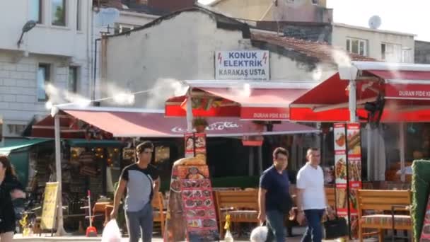 11 июня 2019 - Стамбул, Турция: Уличный ресторан турецкой кухни, на крыше которого дымится пар — стоковое видео