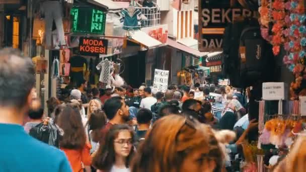 12 Ιουνίου 2019-Κωνσταντινούπολη, Τουρκία: ένα πλήθος μουσουλμάνων ανθρώπων που περπατούν μεταξύ σειρών σκηνών με αγαθά στην αγορά — Αρχείο Βίντεο
