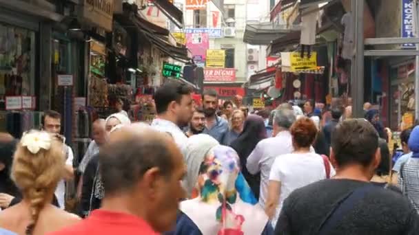 12 июня 2019 - Стамбул, Турция: Толпа мусульман, идущих между рядами палаток с товарами на рынке — стоковое видео