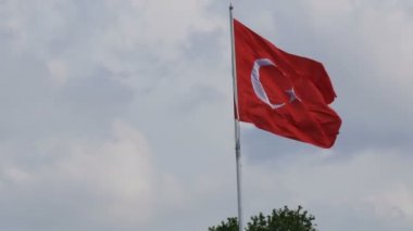 Türk Bayrağı rüzgarda gökyüzüne karşı dalgalar