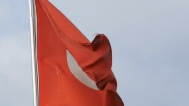 Türk Bayrağı rüzgarda gökyüzüne karşı dalgalar