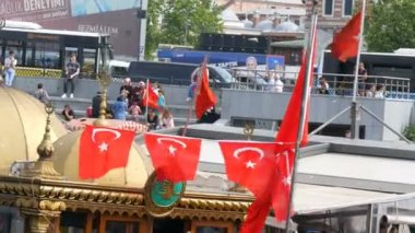 11 Haziran 2019 - İstanbul, Türkiye: Eminönü İskelesi'nde rüzgarda Türk bayrağı dalgalandırıldı