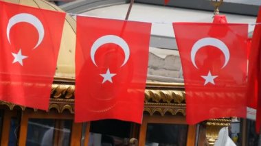 11 Haziran 2019 - İstanbul, Türkiye: Eminönü İskelesi'nde rüzgarda Türk bayrağı dalgalandırıldı