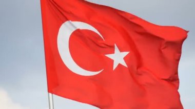 Türk Bayrağı rüzgarda gökyüzüne karşı dalgalar