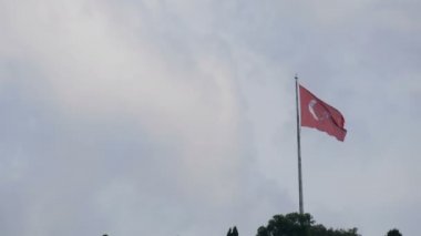Türk Bayrağı rüzgarda gökyüzüne karşı dalgalar