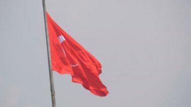 Türk Bayrağı rüzgarda gökyüzüne karşı dalgalar