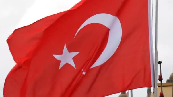 土耳其国旗在风中飘扬，与天空抗飞 — 图库视频影像
