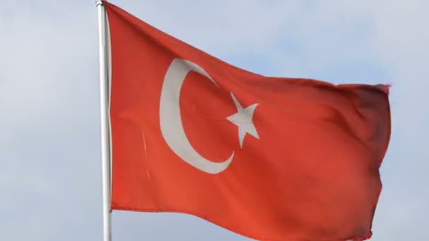 Turkse nationale vlag golven in de wind tegen de hemel — Stockvideo