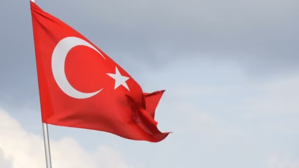 Tureckie flagi narodowe fale na wietrze przed niebem — Wideo stockowe