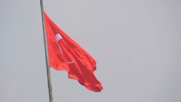 Tureckie flagi narodowe fale na wietrze przed niebem — Wideo stockowe