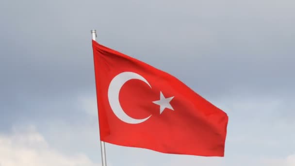 Turkse nationale vlag golven in de wind tegen de hemel — Stockvideo