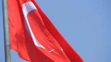 Türk Bayrağı rüzgarda gökyüzüne karşı dalgalar