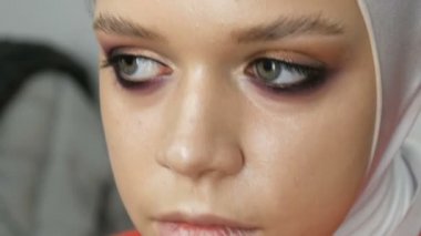 Yüksek moda. Profesyonel kız modeli beyaz görüntü kamera poz ve stüdyoda makyaj dumanlı gözleri