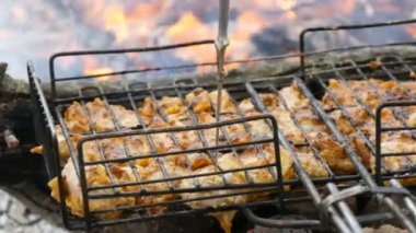 Doğada barbekü ızgara et ızgara. Kızartma Taze Et, Tavuk Barbekü, Sosis, Kebap, Hamburger, tatil. Adam hazır et için çalışır. Yangın arka planı