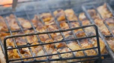 Doğada barbekü ızgara et ızgara. Kızartma Taze Et, Tavuk Barbekü, Sosis, Kebap, Hamburger, tatil. Adam hazır et için çalışır. Yangın arka planı