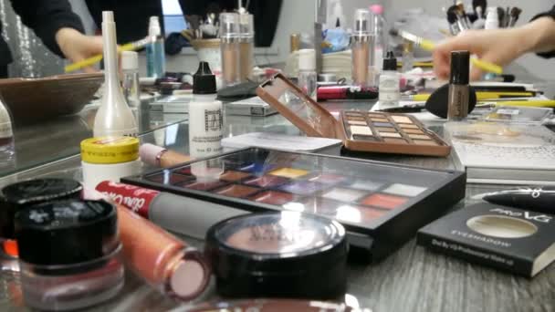 3 de abril de 2019 - Kamenskoe, Ucrania: Colecciones de diversos cosméticos decorativos en el salón donde el hombre hace maquillaje profesional. Productos de belleza profesional — Vídeo de stock