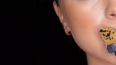 Güzel genç kız manken moda dumanlı gözler makyaj ve bir kelebek dudaklarında Studio kamera önünde poz ile portresi. Yüksek moda. Kapa çeneni