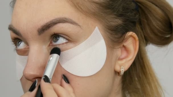 O artista profissional da composição faz os olhos smoky da composição da máscara marrom de um modelo bonito com olhos verdes fechar acima — Vídeo de Stock