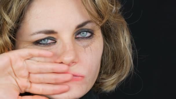 Tårfyllda depressiv galen ung kvinna med utsmetad makeup titta på kamera rött läppstift utstryk med hand — Stockvideo