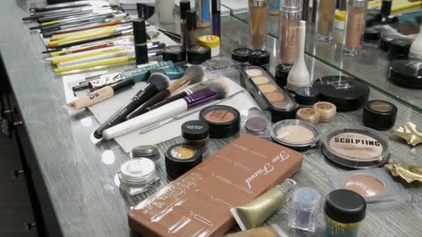 Április 7, 2019-Kamenskoe, Ukrajna: gyűjtemények különböző dekoratív kozmetikumok egy szalonban, ahol az ember, hogy a szakmai make-up. Professzionális szépségipari termékek — Stock videók