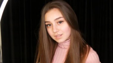 Siyah arka plan üzerinde model stüdyoda poz makyaj uzun saç ve kozmetik renkli kontakt lensler olmadan güzel seksi genç kız