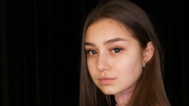 Siyah arka plan üzerinde model stüdyoda poz makyaj uzun saç ve kozmetik renkli kontakt lensler olmadan güzel seksi genç kız