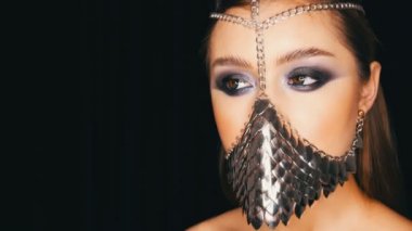 Alışılmadık demir şık namlu kız modeli. Bir kadının sessizliğinin sembolü. Uzun saçlı ve mavi akşam makyaj dumanlı gözleri ile seksi ihale güzel genç kız modeli