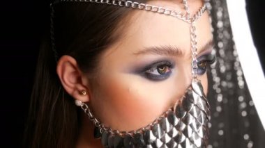 Alışılmadık demir şık namlu kız modeli. Bir kadının sessizliğinin sembolü. Uzun saçlı ve mavi akşam makyaj dumanlı gözleri ile seksi ihale güzel genç kız modeli