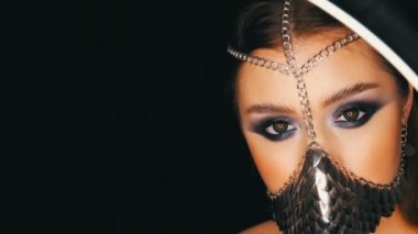 Alışılmadık demir şık namlu kız modeli. Bir kadının sessizliğinin sembolü. Uzun saçlı ve mavi akşam makyaj dumanlı gözleri ile seksi ihale güzel genç kız modeli