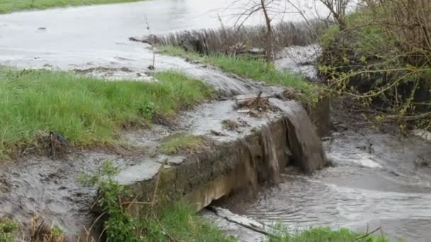 Katastrofy. Zaplavení ve vesnici. Podél silnice protékají špinavé černé řeky. Auto autem — Stock video